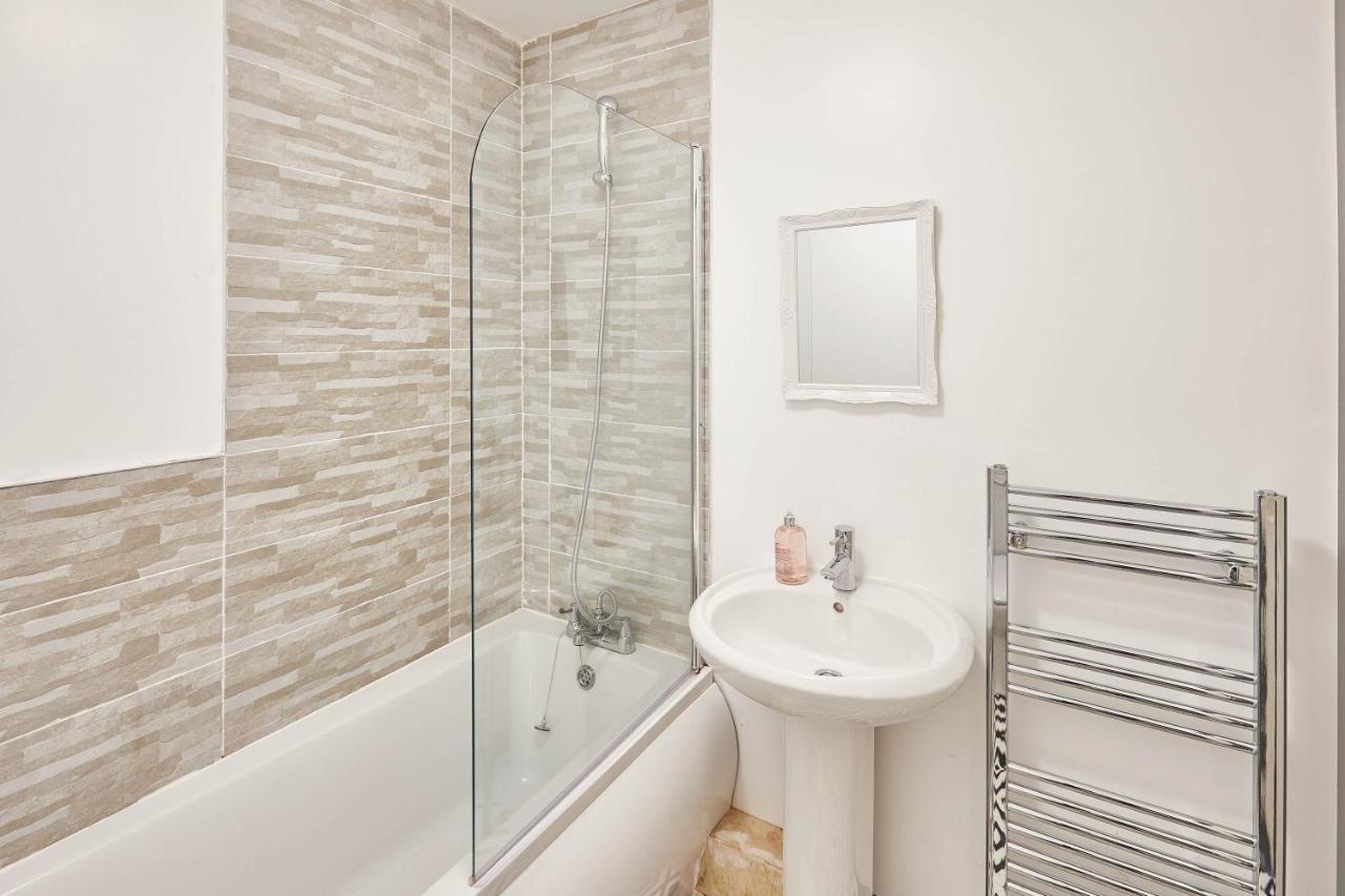 Host & - Clarendon Apartment
