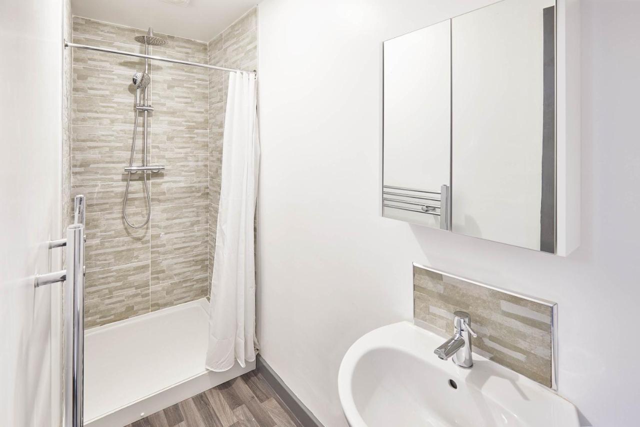 Host & - Clarendon Apartment