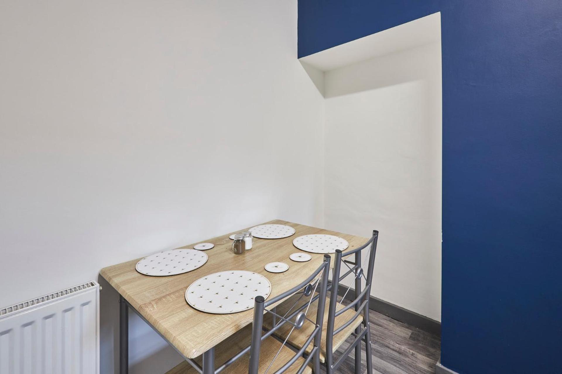 Host & - Clarendon Apartment